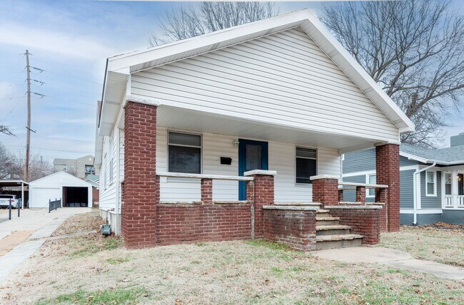 Building Photo - Available August 15!