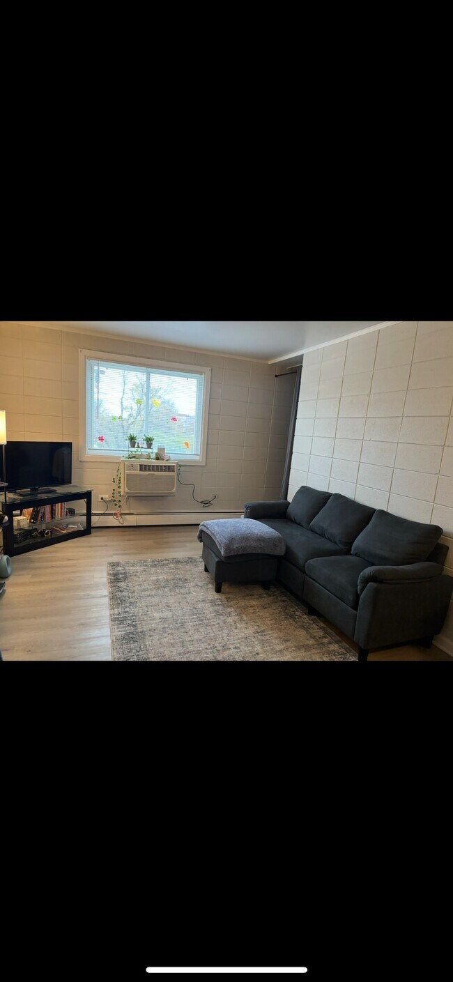 Building Photo - 1351 N Western Ave