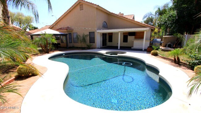 Building Photo - 830 N Cholla St