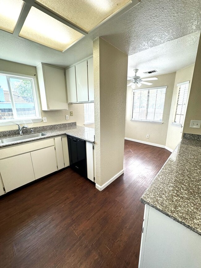 Building Photo - 3Br 3 Bath with bonus room
