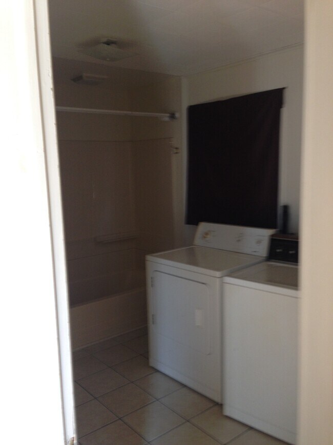 bath/shower w/washer & dryer - 516 Main St