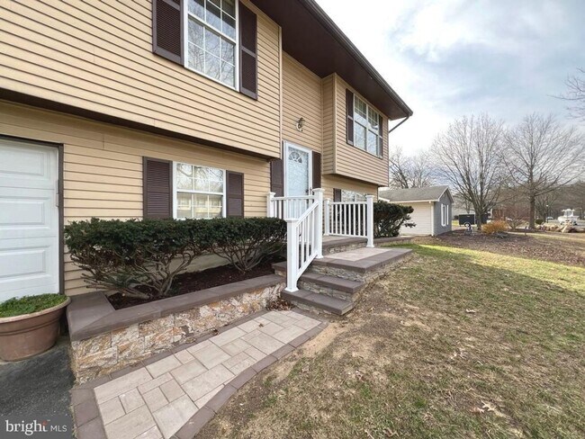 Foto del edificio - Beautiful and spacious split foyer home wi...