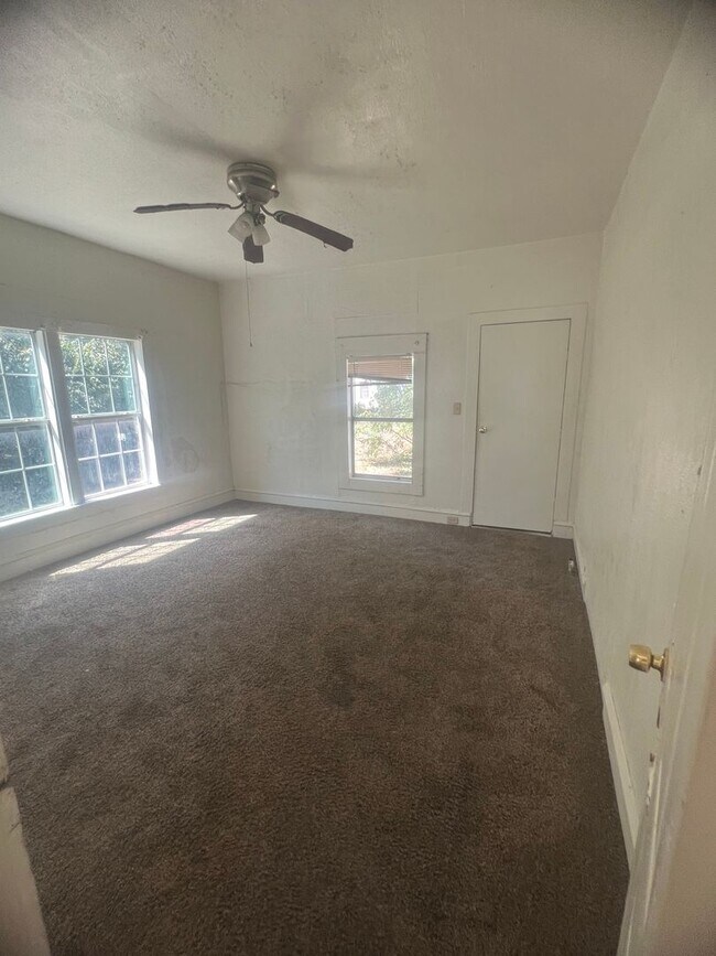 Building Photo - Waco home 2/1
