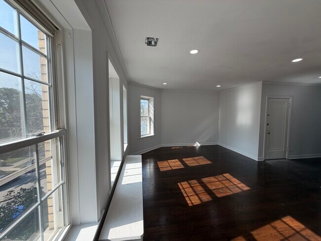 Foto del edificio - 8041 Kilpatrick Ave