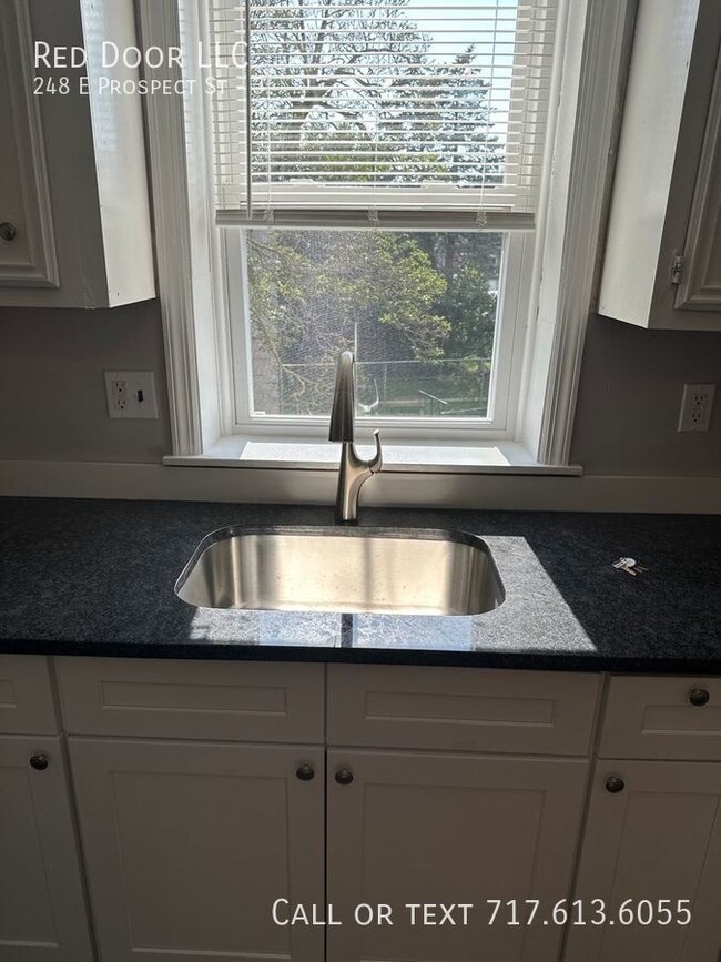 Building Photo - Recently remodeled 2 bedroom in York!!
