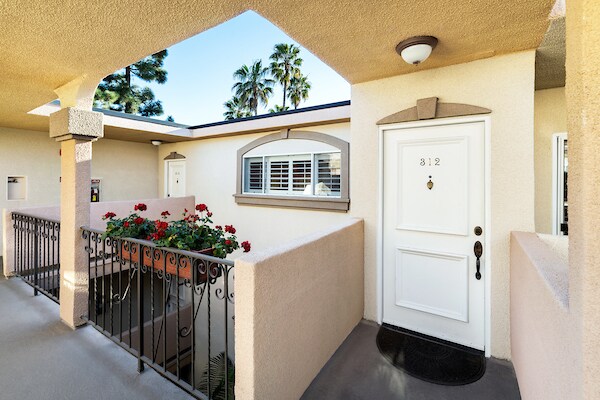 Entryway - 222 7th St