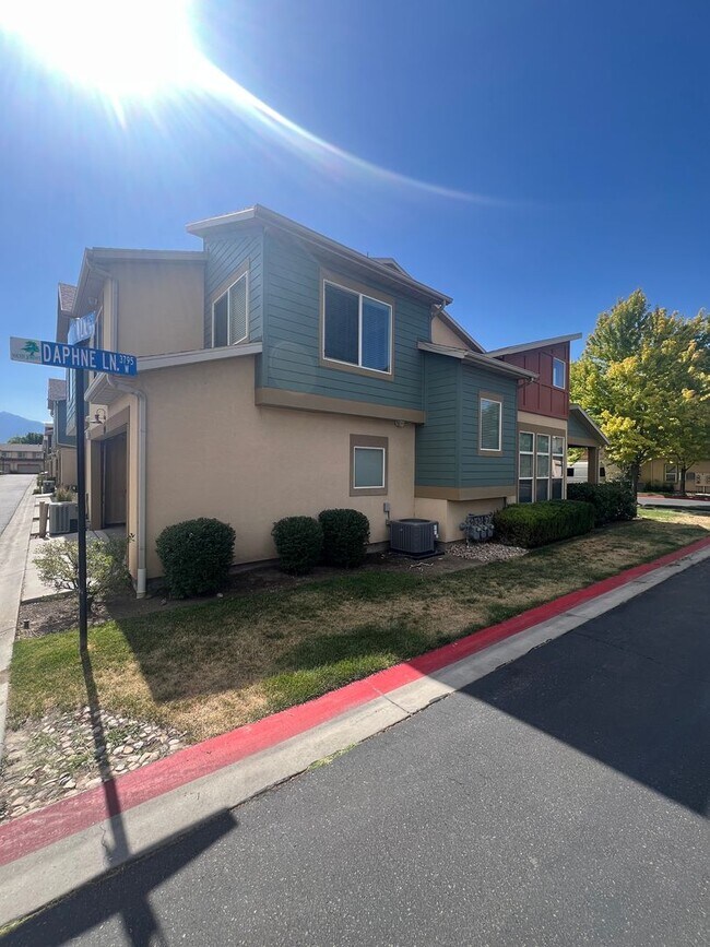 Foto del edificio - Awesome Townhome End-unit in South Jordan