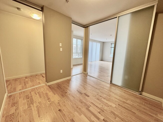 Foto del edificio - Spacious 1 Bedroom Belltown Condo - Availa...