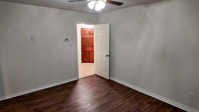 Foto del edificio - 7907 Bachwood Dr Dr