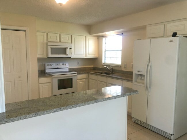 Building Photo - ANNUAL RENTAL - POINCIANA-2 BED/1 BATH