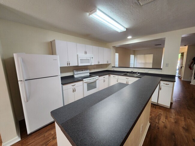 Foto del edificio - $1000 Off First Full Months Rent - Spacious townhome in Riverview!