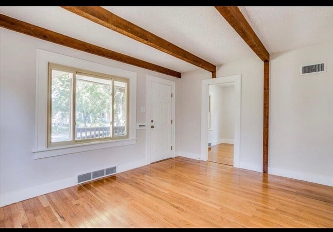 Building Photo - 1422 S Laura Ave