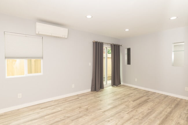 Foto del edificio - 5182 Canoga Ave