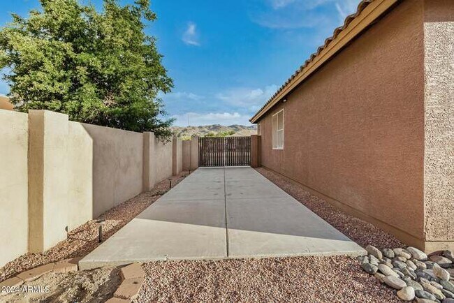 Foto del edificio - 1530 E Branham Ln