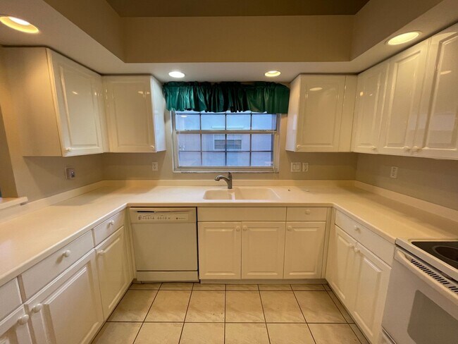 Foto del edificio - ANNUAL RENTAL - BERKSHIRE LAKES-MELROSE GARDENS- 3 BED/2 BATH VILLA WITH 2 CAR GARAGE