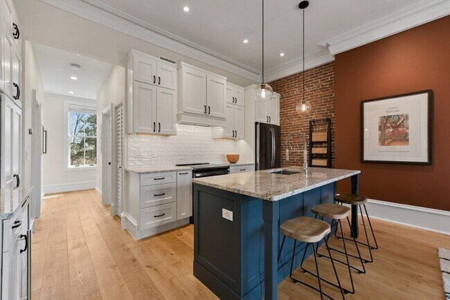 Foto del edificio - "Chic 1-Bed Furnished Apartment on E Broadway with Hardwood Floors!"