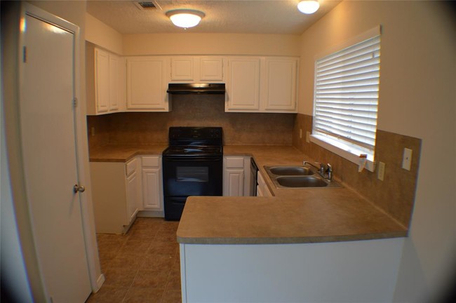 Building Photo - 2835 Plymouth Colony Dr