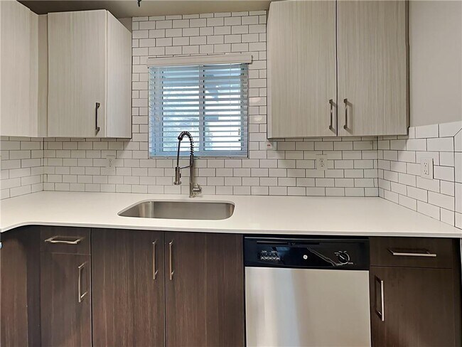 Foto del edificio - 880 N Highland Ave NE