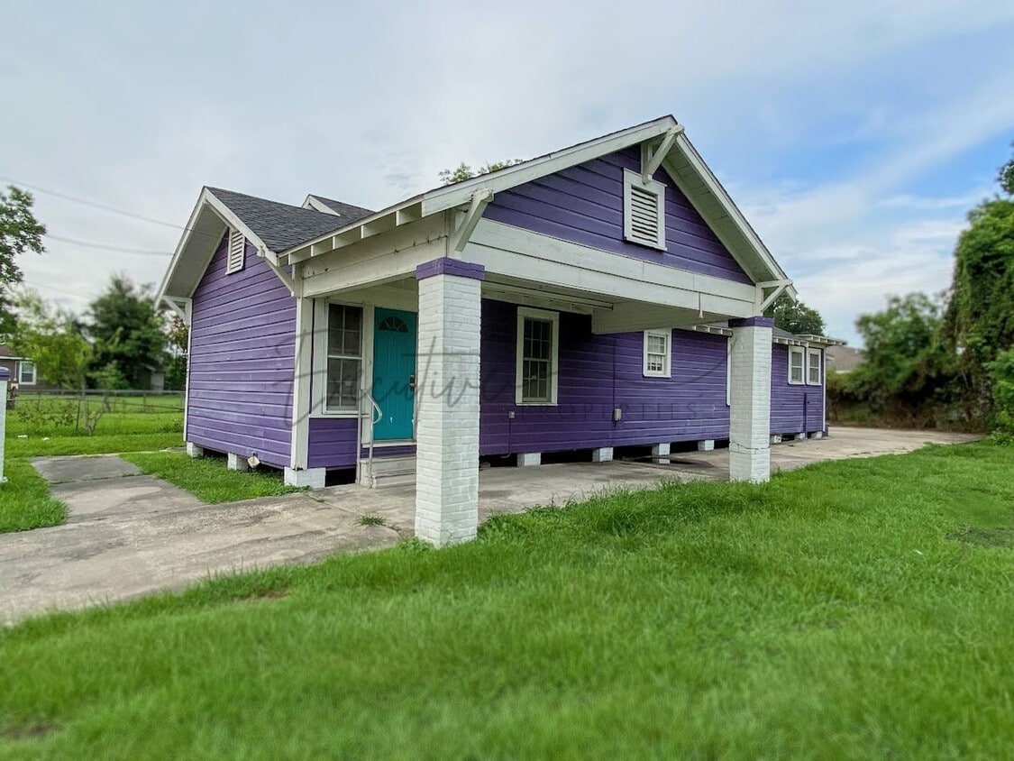 Primary Photo - 2-Bedroom House with Bonus Space Near Down...