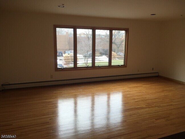 Building Photo - 135 River Rd