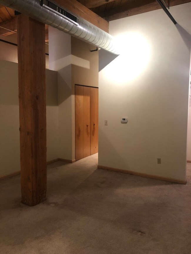 Building Photo - Third Ward River Front Condo