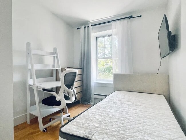 Building Photo - Furnished room/NOT APARTMENT