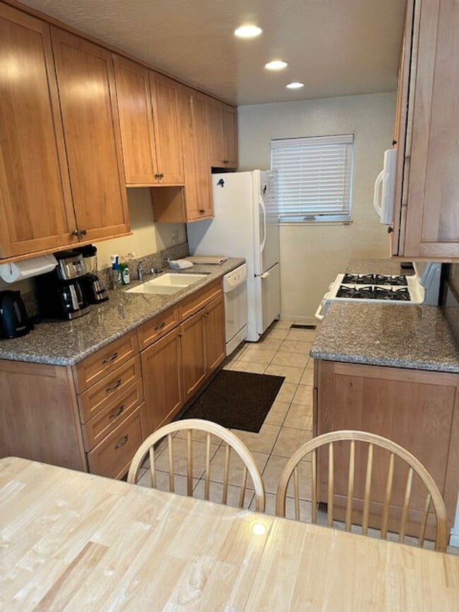 Building Photo - Condo with beautiful channel views and boat slip available for a Winter or Summer seasonal 3-6 mo...