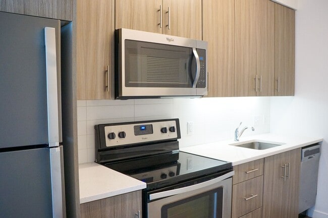 Building Photo - Contemporary Cool 3rd Floor Studio w/Premi...
