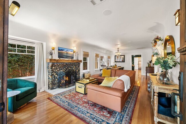 Building Photo - Classic Craftsman in University Heights