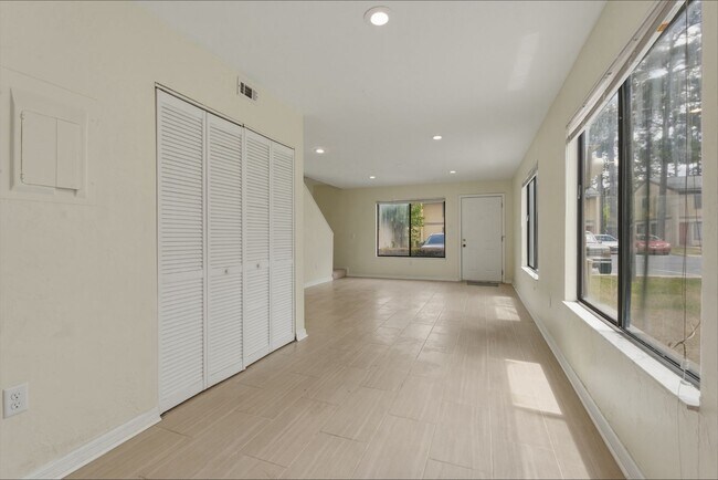 Foto del edificio - 2-bedroom, 2.5-bathroom townhome