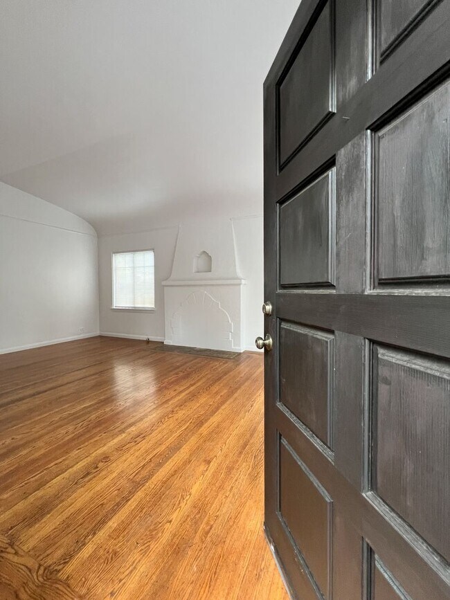 Building Photo - Classic Downtown Napa Duplex with Modern Upgrades and Across from Fuller Park