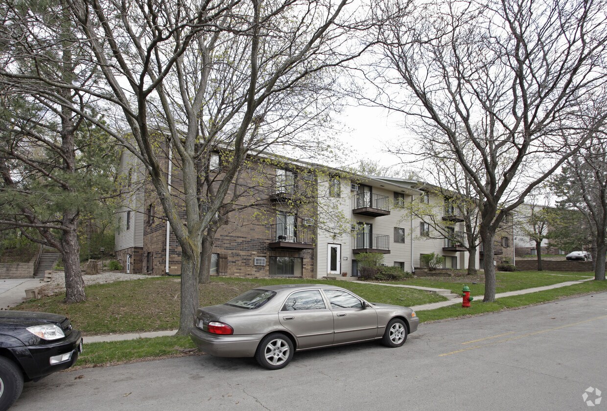 Tosa Village Apartments Milwaukee, WI