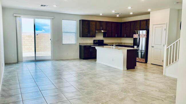 Foto del edificio - gated community -brand new home with 4 bed...
