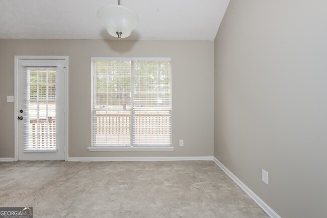 Foto del edificio - 18 Oakdale Dr