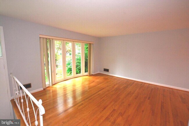 Building Photo - 8618 Hempstead Ave