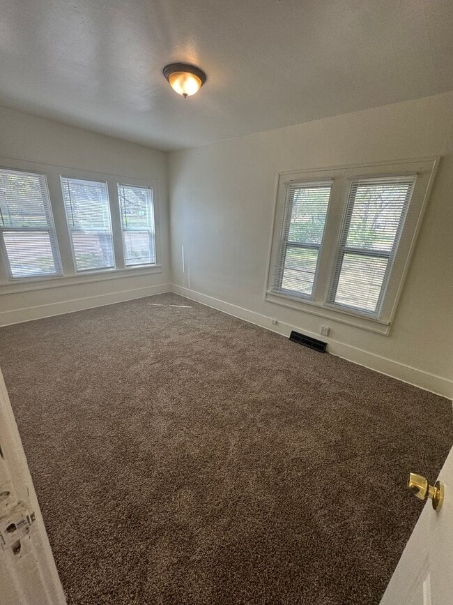 Building Photo - 3 Bed 2 Bath Home close to Washburn Univer...