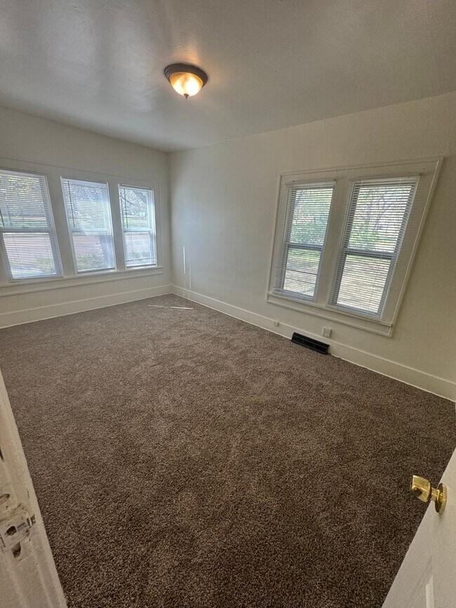 Foto del edificio - 3 Bed 2 Bath Home close to Washburn Univer...
