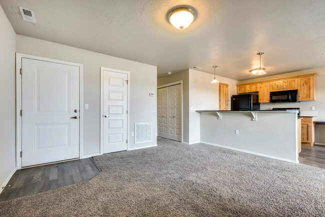 Building Photo - 840 N Maple Grove Rd