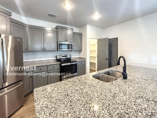 Foto del edificio - Limited Time Special Offer / 3 Bed, 2 Bath Home with Fenced Yard & Garage / Pet-Friendly / Availa...