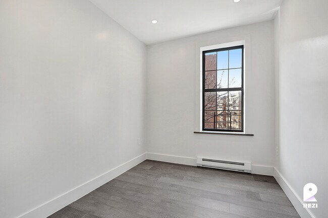 Foto del edificio - 65 Seaman Ave