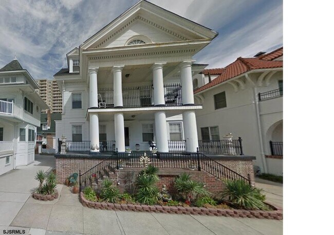 Building Photo - 107 S Amherst Ave