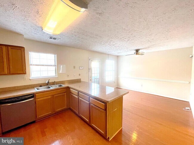 Foto del edificio - 6030 Red Wolf Pl