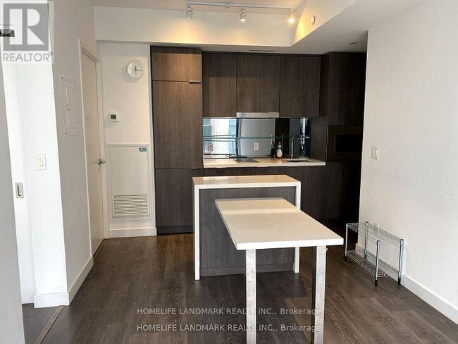 Photo du bâtiment - 215-1215 Queen St W