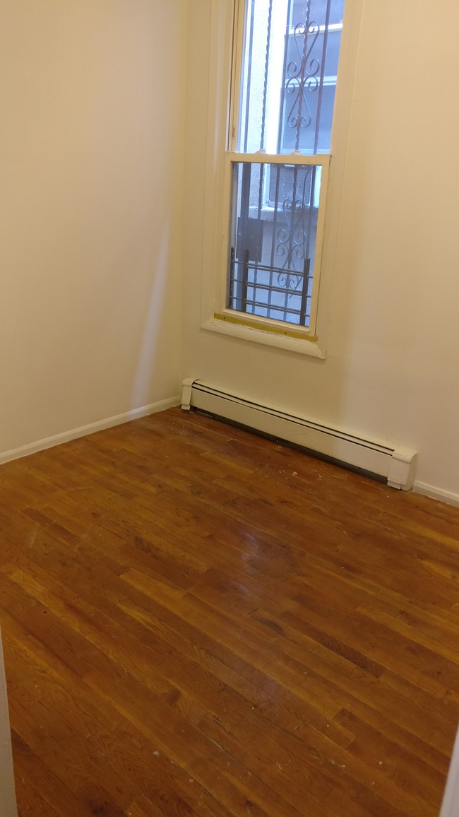 Building Photo - 494 Linwood St