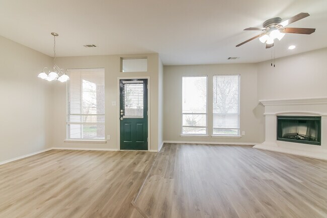 Foto del edificio - 1204 Juniper Ln