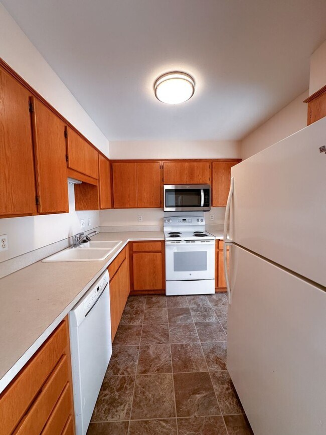 Foto del edificio - Spacious 2-Bedroom Duplex in Desirable Neighborhood