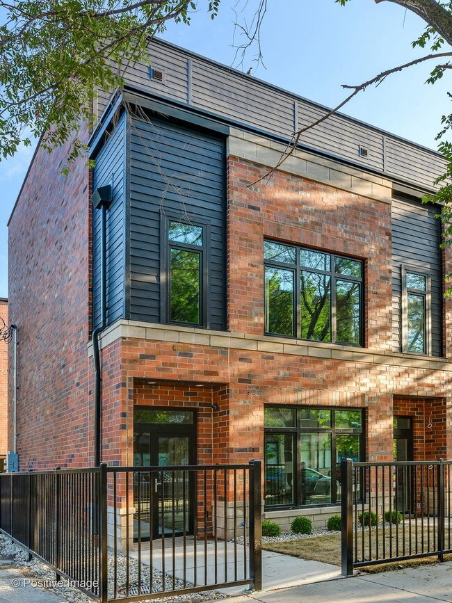 Foto del edificio - 2345 W Morse Ave