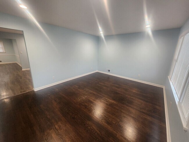 Foto del edificio - Beautiful 3 bedroom 2 full bath with garag...