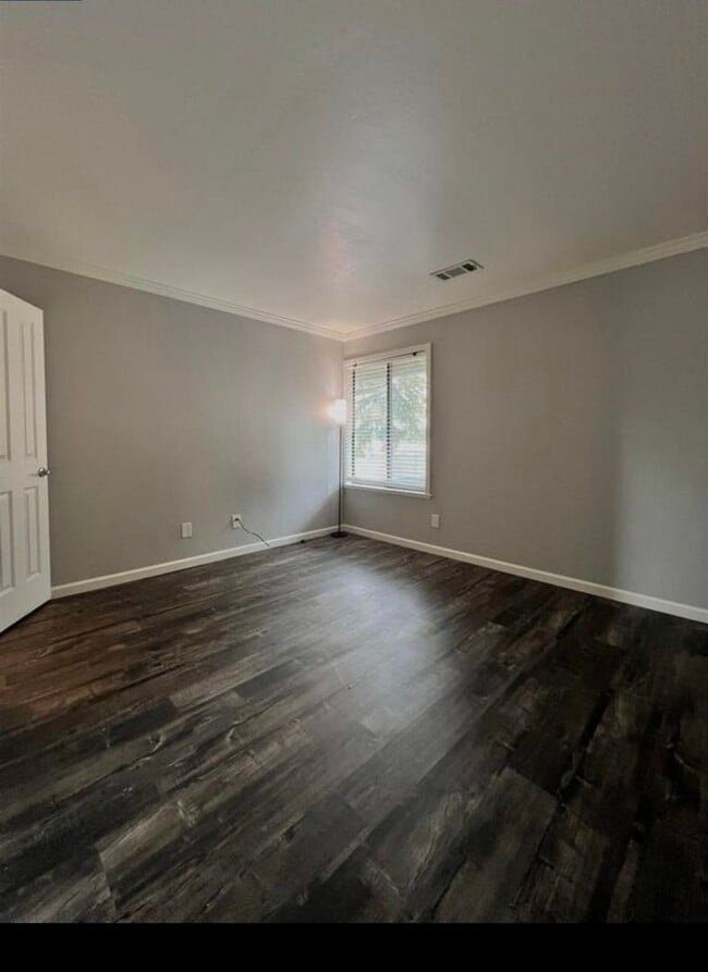 Building Photo - Charming 1-Bedroom Condo in a Serene Neigh...