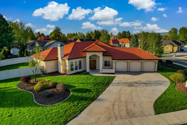 Building Photo - Spacious Mediterranean Style Home!